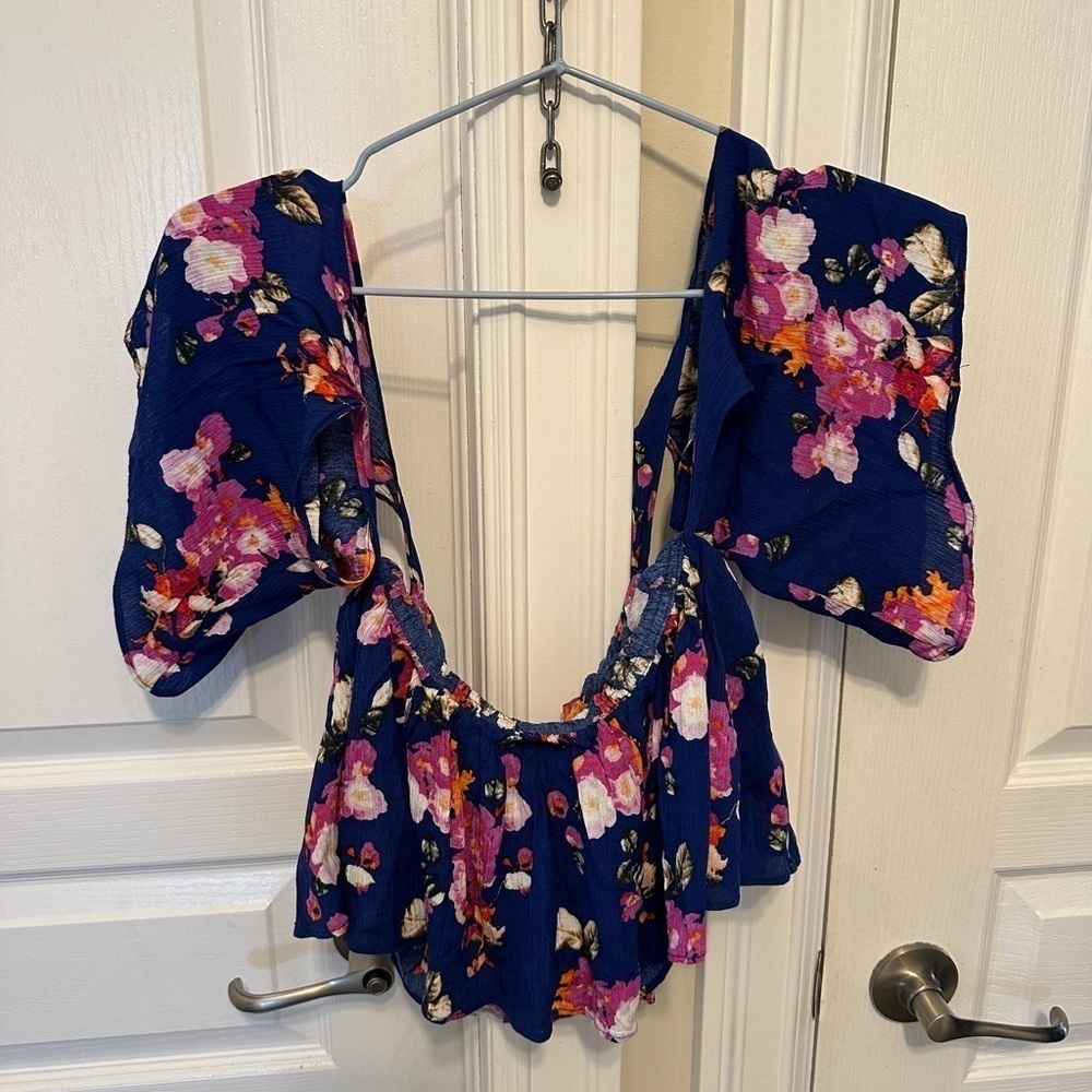 Forever21 flutter sleeve crop top brand new rayon medium